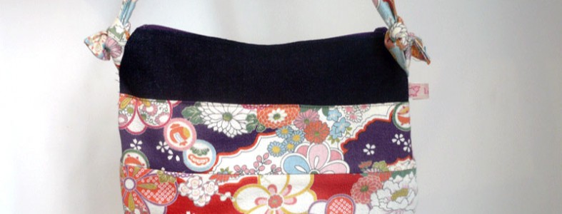 Une pochette pour tous les jours Pochette issue du livre Sacs et Pochettes à coudre de Mavada avec tissus fleuris japonais La Rabichette
