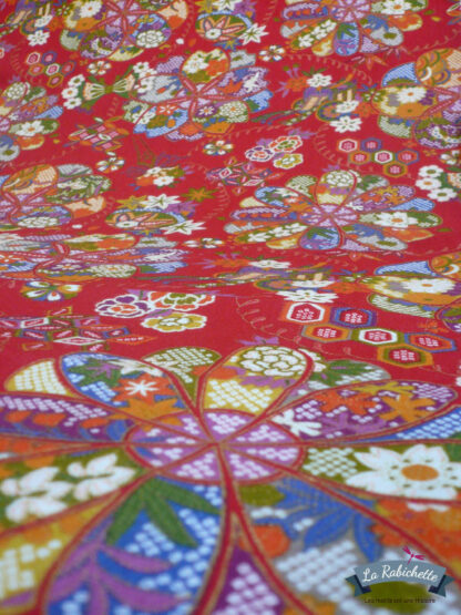 Tissu motif fleuris et rosaces fond rouge, collection Taiko - 20 cm