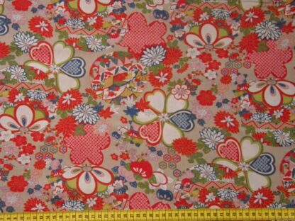 Tissu motifs fleuris et boules fond beige - 20 cm