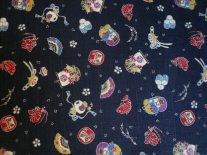 Tissu japonais avec motifs petits personnages daruma, poissons , fond bleu marine, trame irrégulière- 20 cm