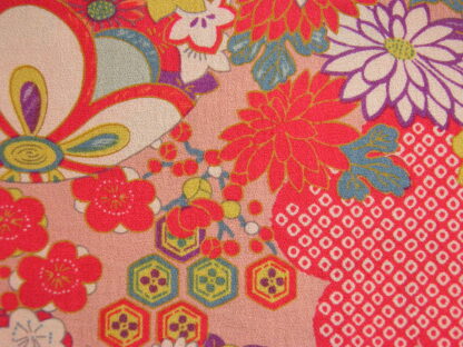 Tissu motifs fleuris et boules temari fond rose- 20 cm