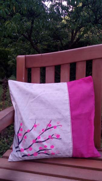 housse de coussin sérigraphié, branches sur motif japonais argenté et rose 40 x 40 cm