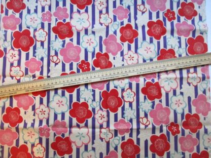 coupon Tissu japonais 50 * 55cm - fleuri fond rayures rouge